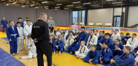 ПРОФИЛАКТИКА ПРАВОНАРУШЕНИЙ СРЕДИ ЮНЫХ СПОРТСМЕНОВ: ВАЖНАЯ ВСТРЕЧА В ЗАЛЕ ДЗЮДО