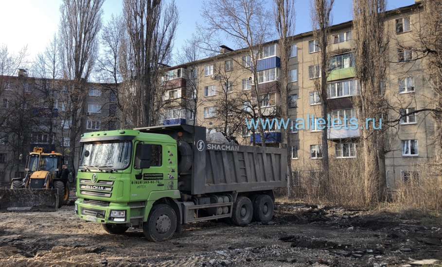 Вчера в Ельце стали вывозить грунт со спортивной площадки в Новых домах