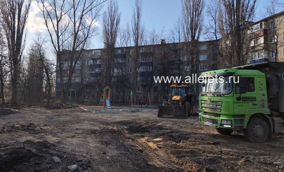 Вчера в Ельце стали вывозить грунт со спортивной площадки в Новых домах