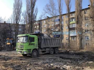 Вчера в Ельце стали вывозить грунт со спортивной площадки в Новых домах