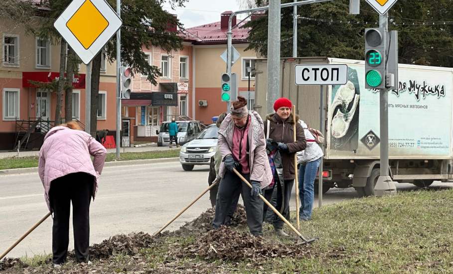 В Ельце сегодня проходит субботник