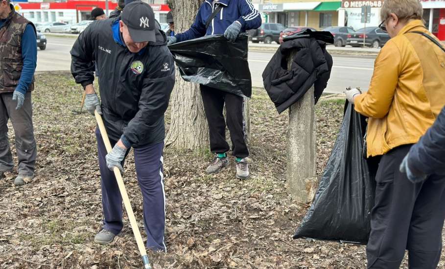 В Ельце сегодня проходит субботник
