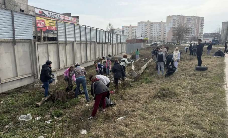 В Ельце сегодня проходит субботник