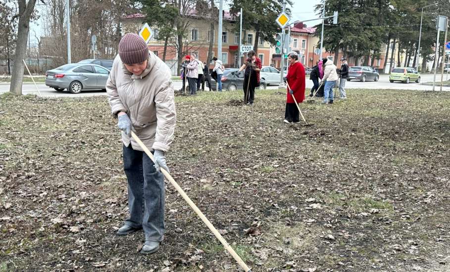 В Ельце сегодня проходит субботник