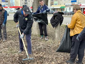 В Ельце сегодня проходит субботник