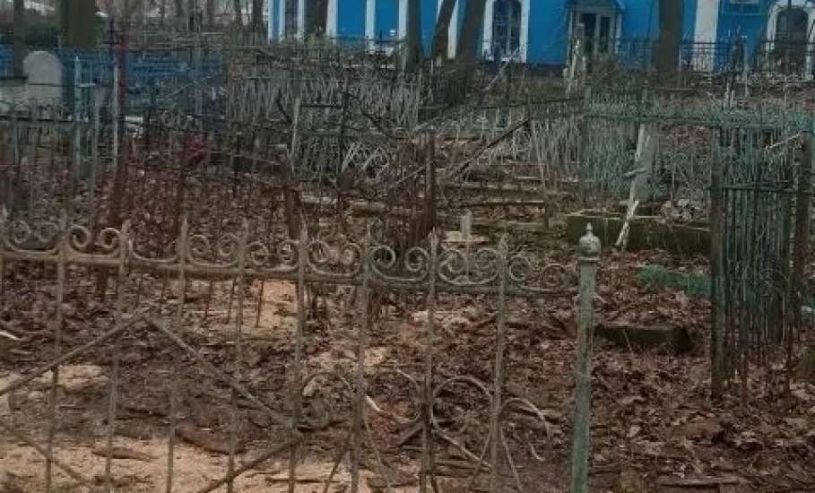 На старом городском кладбище Ельца продолжают уборку деревьев