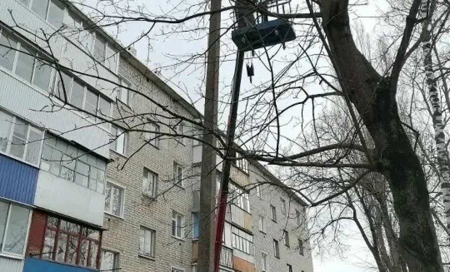 В Ельце продолжают восстанавливать уличное освещение