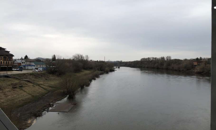 Вода потихоньку стала сегодня убывать в реке Сосне