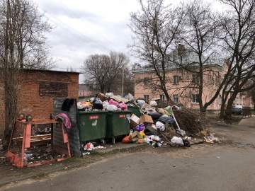 В районе Лучок опять переполненный мусором бункер и контейнеры!