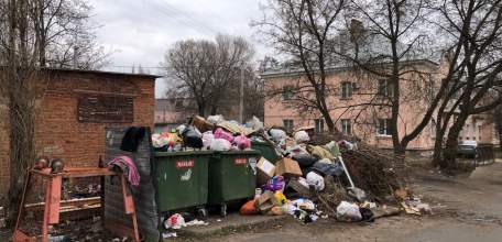 В районе Лучок опять переполненный мусором бункер и контейнеры!