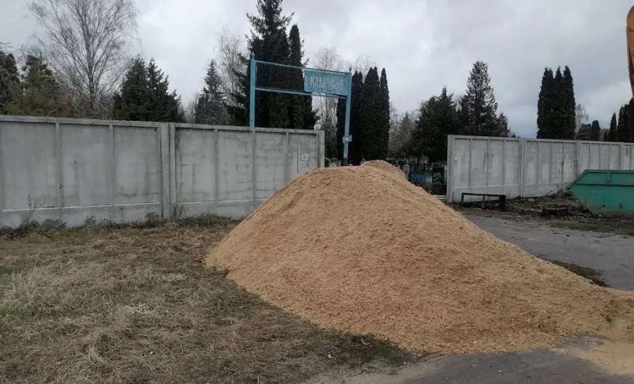 На территории городских кладбищ завезли песок в Ельце