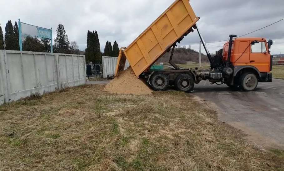 На территории городских кладбищ завезли песок в Ельце