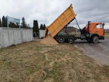 На территории городских кладбищ завезли песок в Ельце