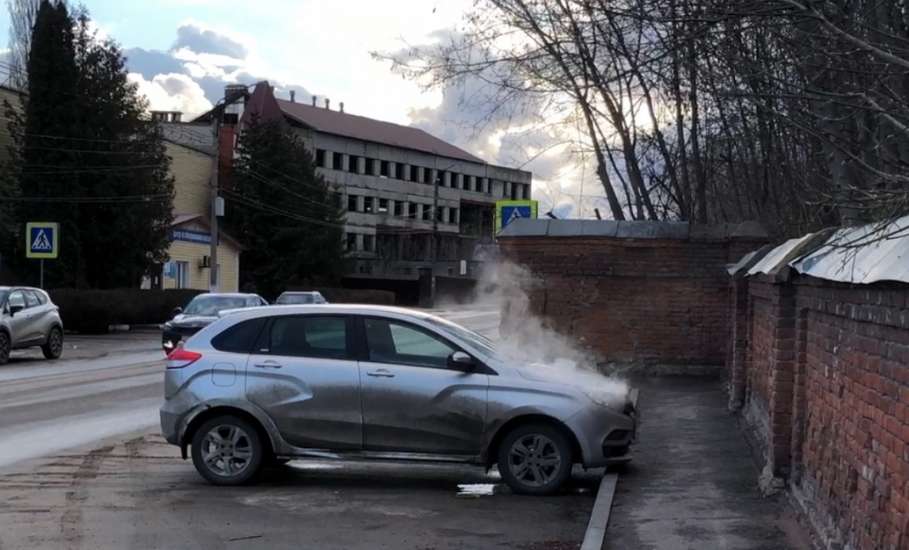 В Ельце задымилась работающая машина по улице Свердлова!