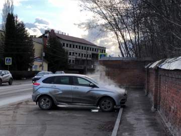 В Ельце задымилась работающая машина по улице Свердлова!