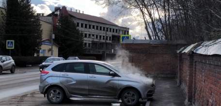 В Ельце задымилась работающая машина по улице Свердлова!