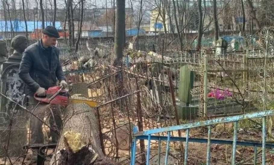 Дорогие друзья! Приняли решение провести очередной субботник на территории старого городского кладбища