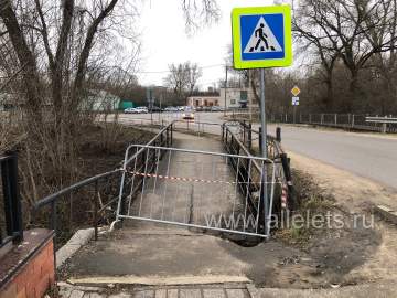 Огороженный мост возле Петровского парка через ручей потихоньку проваливается!