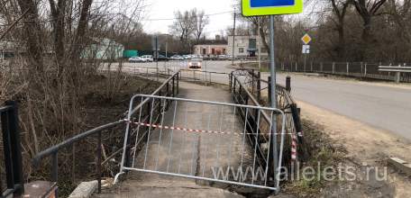 Огороженный мост возле Петровского парка через ручей потихоньку проваливается!