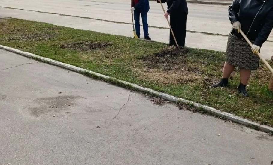 В Ельце проходят субботники