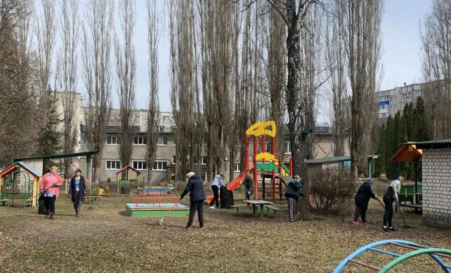 В Ельце проходят субботники