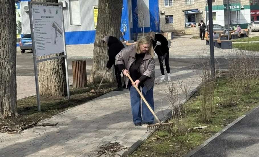 В Ельце проходят субботники