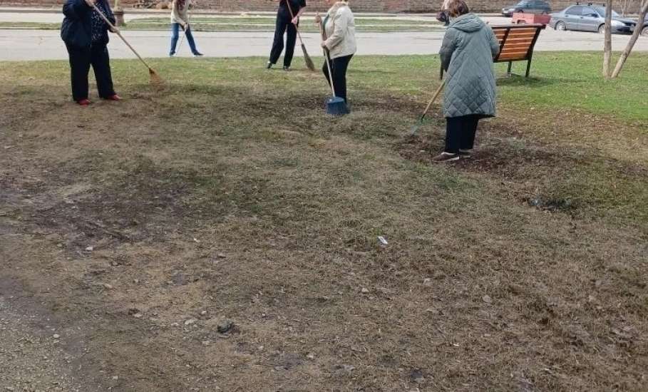 В Ельце проходят субботники