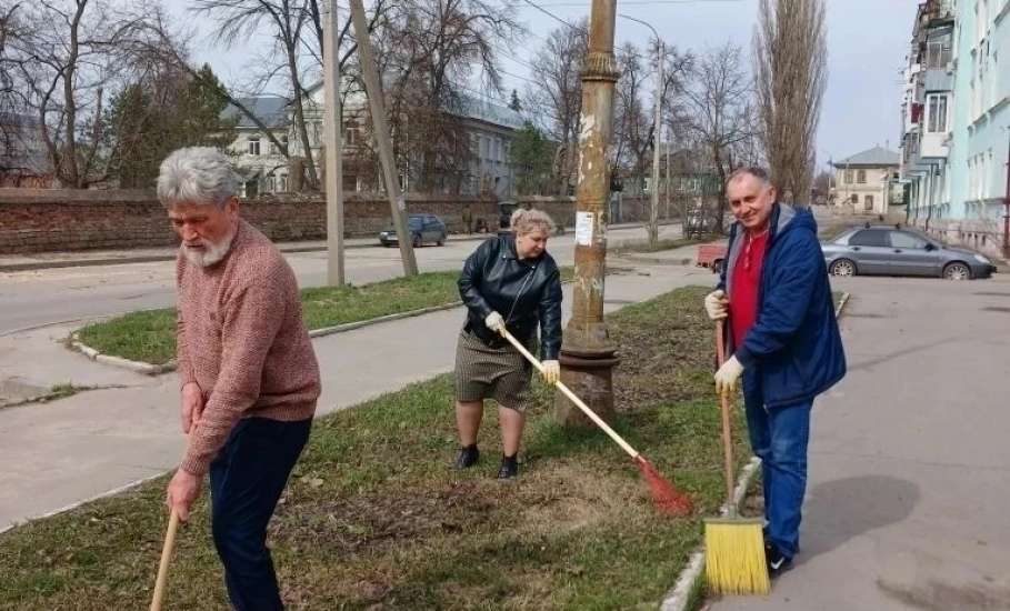 В Ельце проходят субботники