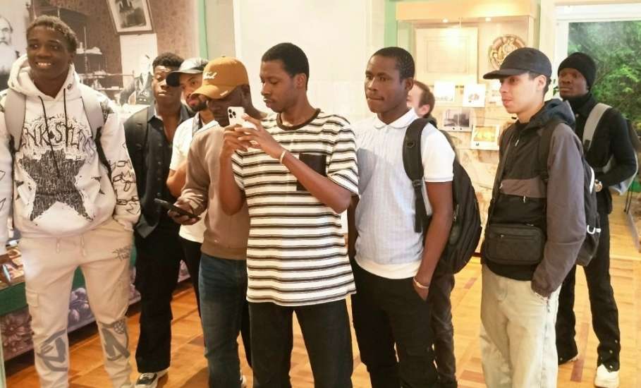 Когда коклюшки "говорят" без слов: необычная экскурсия в музее