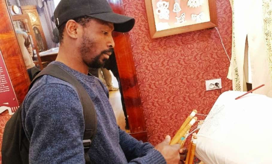 Когда коклюшки "говорят" без слов: необычная экскурсия в музее