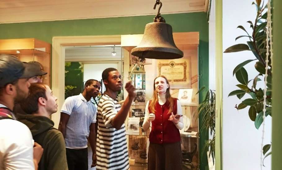 Когда коклюшки "говорят" без слов: необычная экскурсия в музее