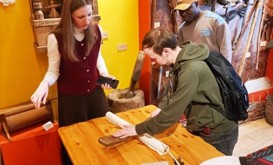 Когда коклюшки "говорят" без слов: необычная экскурсия в музее