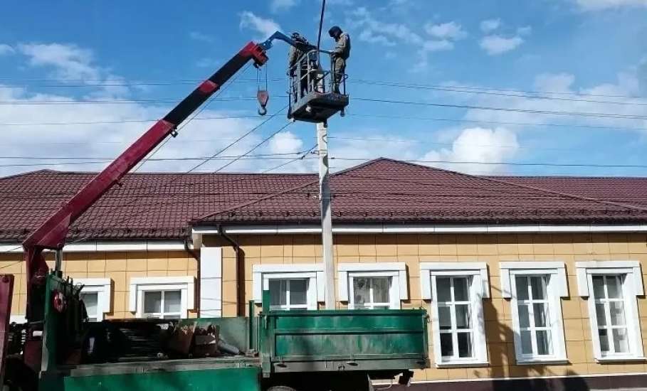 В Ельце продолжают восстанавливать уличное освещение