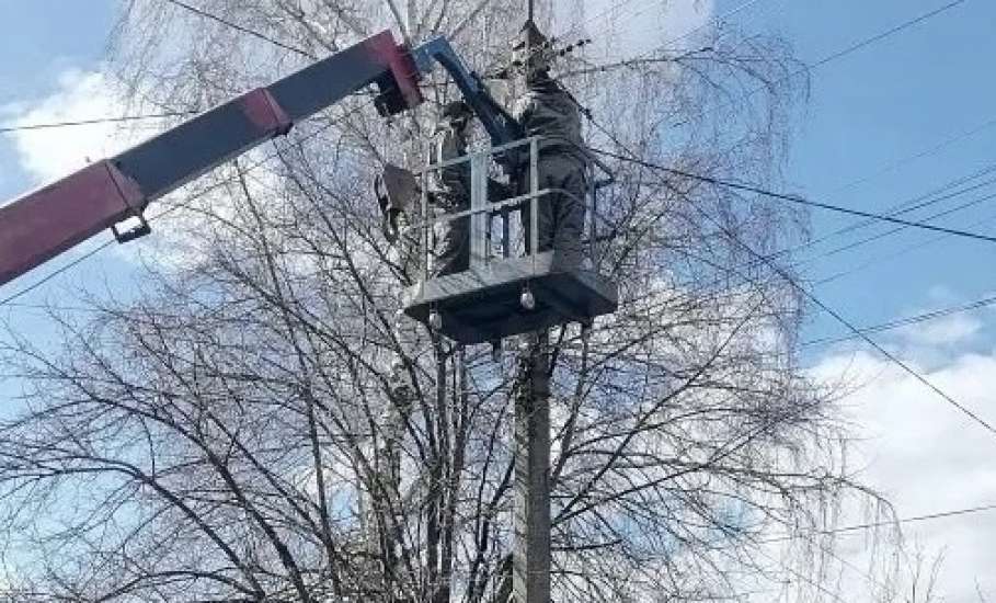 В Ельце продолжают восстанавливать уличное освещение