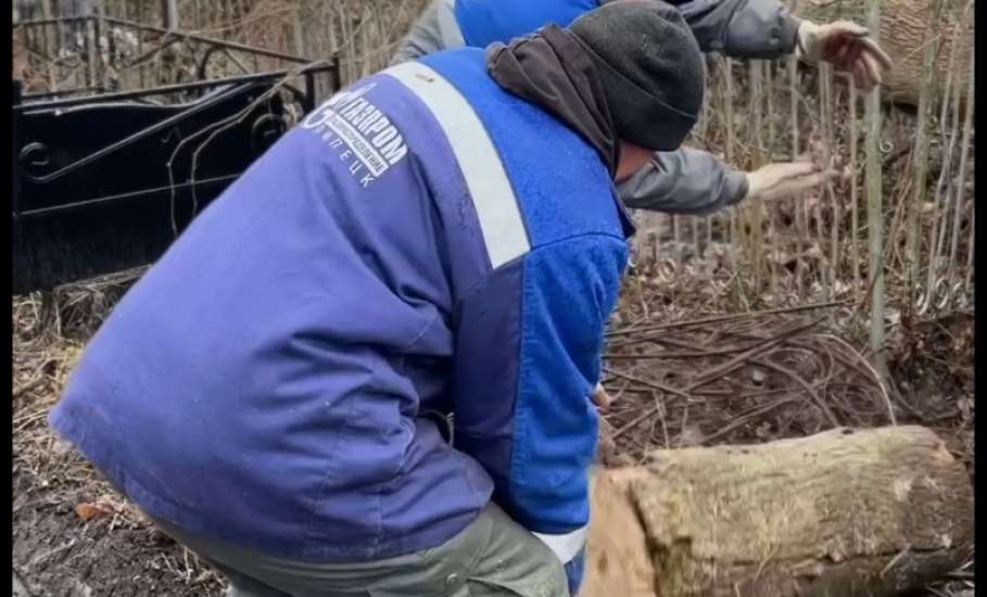 Как и планировали, сегодня провели очередной субботник на старом кладбище