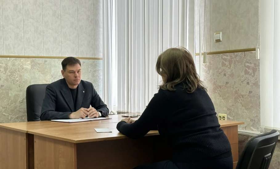 Сегодня личный прием граждан провел заместитель главы администрации городского округа города Ельца Денис Кирьянов