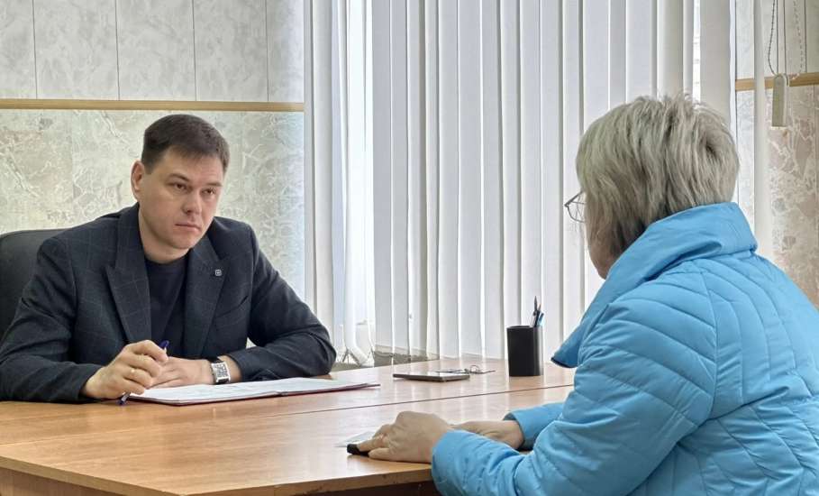 Сегодня личный прием граждан провел заместитель главы администрации городского округа города Ельца Денис Кирьянов