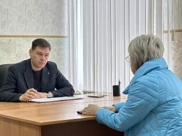 Сегодня личный прием граждан провел заместитель главы администрации городского округа города Ельца Денис Кирьянов
