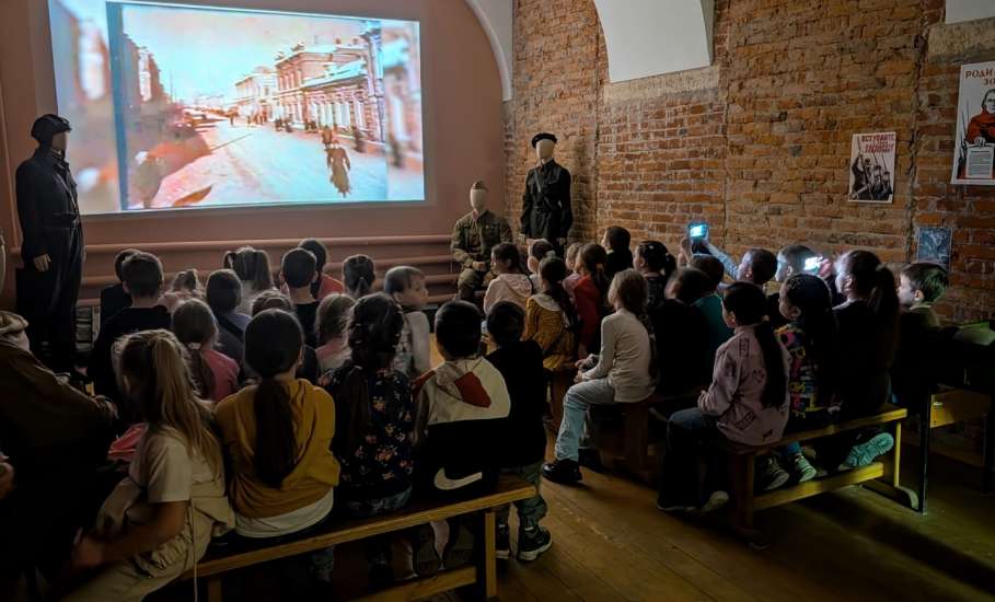 На прошедших каникулах Краеведческий музей, Музей Воинской Славы с экскурсией посетили ученики из школьных лагерей Ельца и Подмосковья