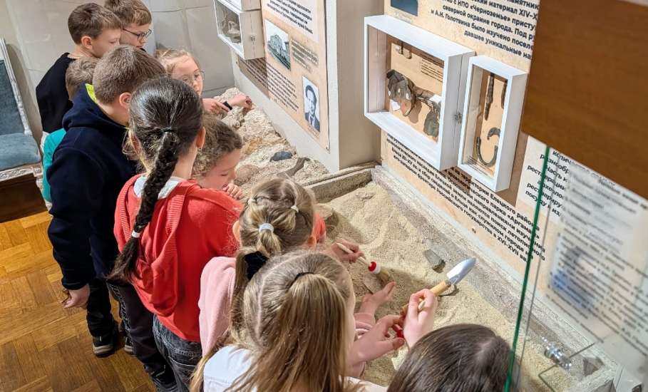На прошедших каникулах Краеведческий музей, Музей Воинской Славы с экскурсией посетили ученики из школьных лагерей Ельца и Подмосковья