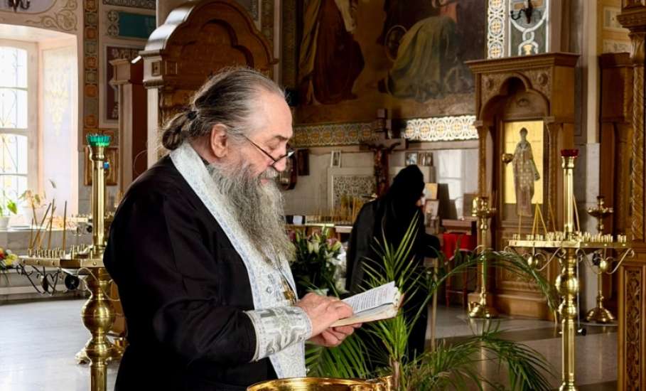 Великая Суббота &mdash; это день накануне Пасхи, когда Церковь вспоминает телесное погребение и сошествие Христа во ад, начиная праздновать Его Воскресение