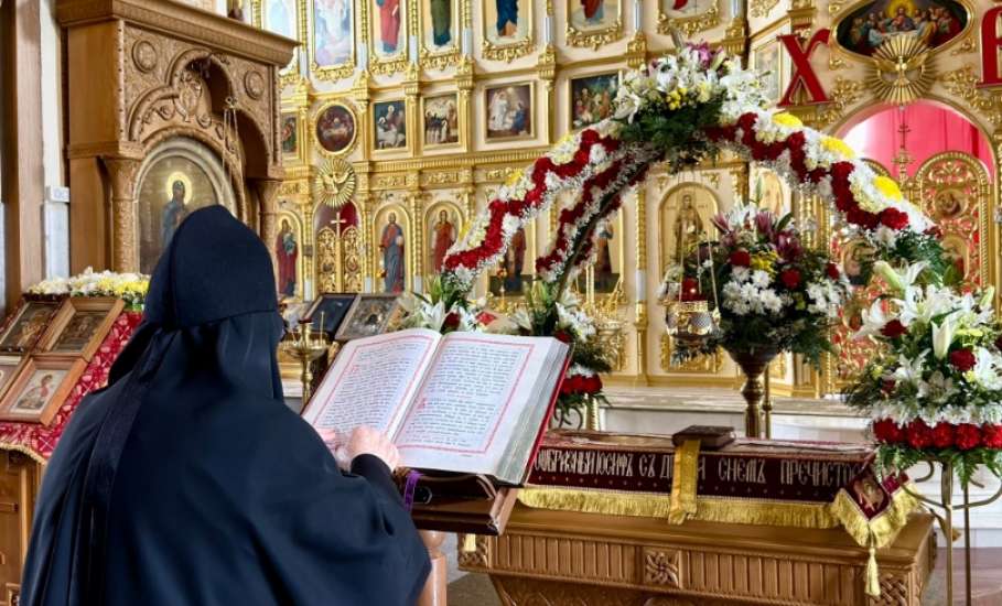 Великая Суббота &mdash; это день накануне Пасхи, когда Церковь вспоминает телесное погребение и сошествие Христа во ад, начиная праздновать Его Воскресение