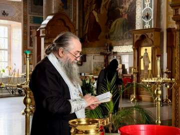 Великая Суббота &mdash; это день накануне Пасхи, когда Церковь вспоминает телесное погребение и сошествие Христа во ад, начиная праздновать Его Воскресение