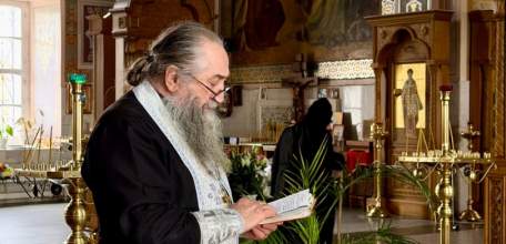 Великая Суббота &mdash; это день накануне Пасхи, когда Церковь вспоминает телесное погребение и сошествие Христа во ад, начиная праздновать Его Воскресение