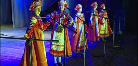 Косы длинные, речи дивные: на сцене Городского дворца культуры юные ельчанки хвастались косами и талантами