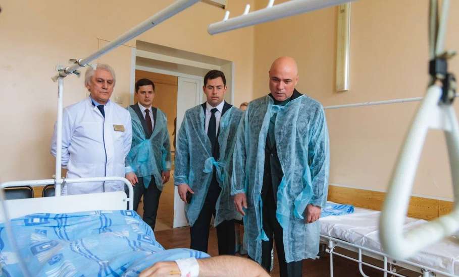 Владимир Сериков: &laquo;Совместно с Губернатором и мэром Ельца приехали в городскую больницу, чтобы навестить пострадавших&raquo;