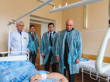 Владимир Сериков: &laquo;Совместно с Губернатором и мэром Ельца приехали в городскую больницу, чтобы навестить пострадавших&raquo;