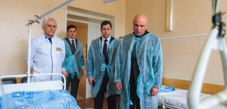 Владимир Сериков: &laquo;Совместно с Губернатором и мэром Ельца приехали в городскую больницу, чтобы навестить пострадавших&raquo;