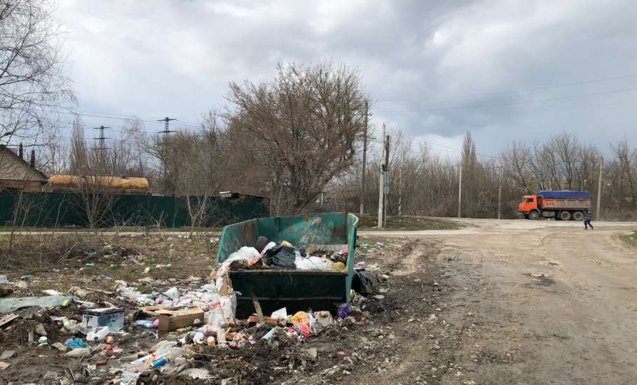 Вот такая замусоренная территория в Ельце при повороте на Ключ Жизни!