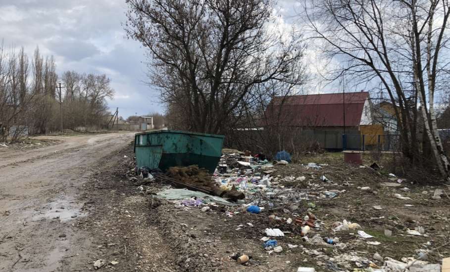 Вот такая замусоренная территория в Ельце при повороте на Ключ Жизни!